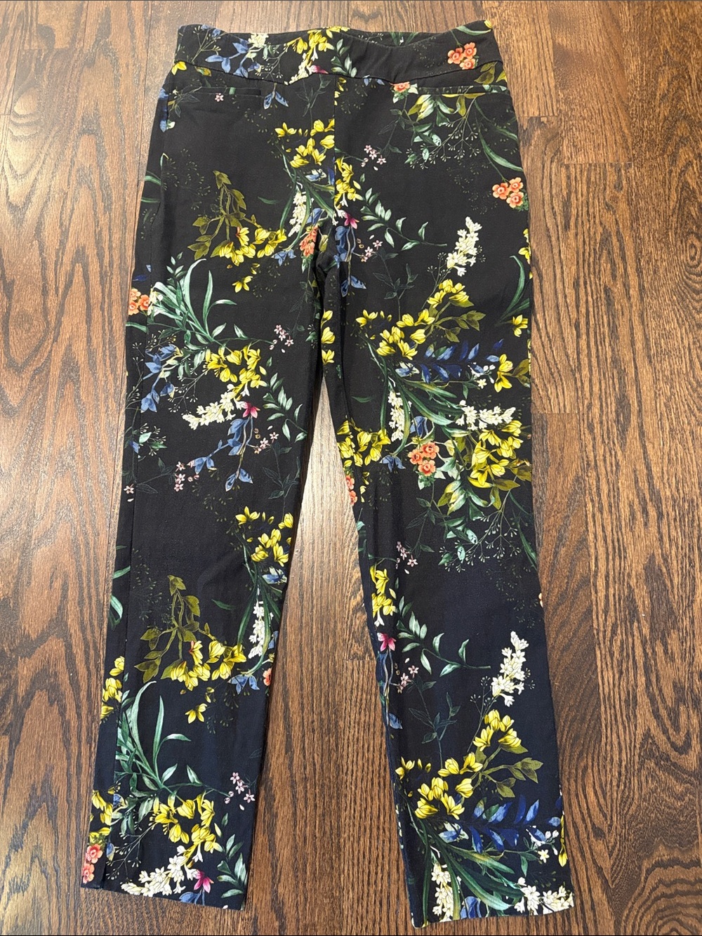Chicos Woman’s Floral Print Black Pull on Stretch Pant Size 1 or Medium